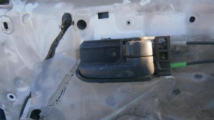 Дверь Тойота Саксид в Нефтеюганске 9903